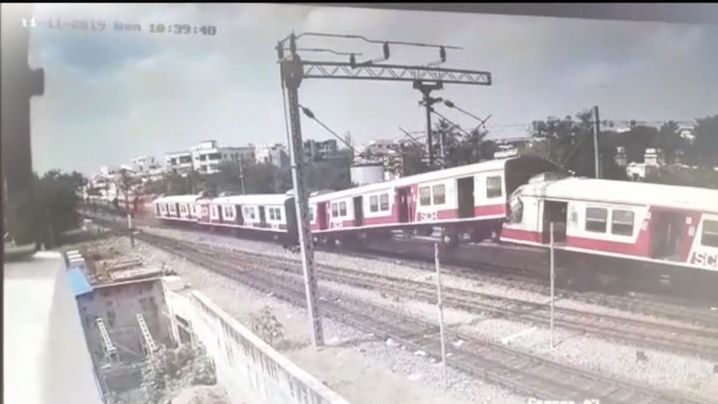 Kamera zachytila čelní srážku dvou vlaků v Indii